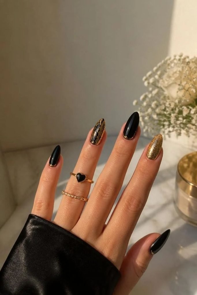 black-and-gold-accent-nails